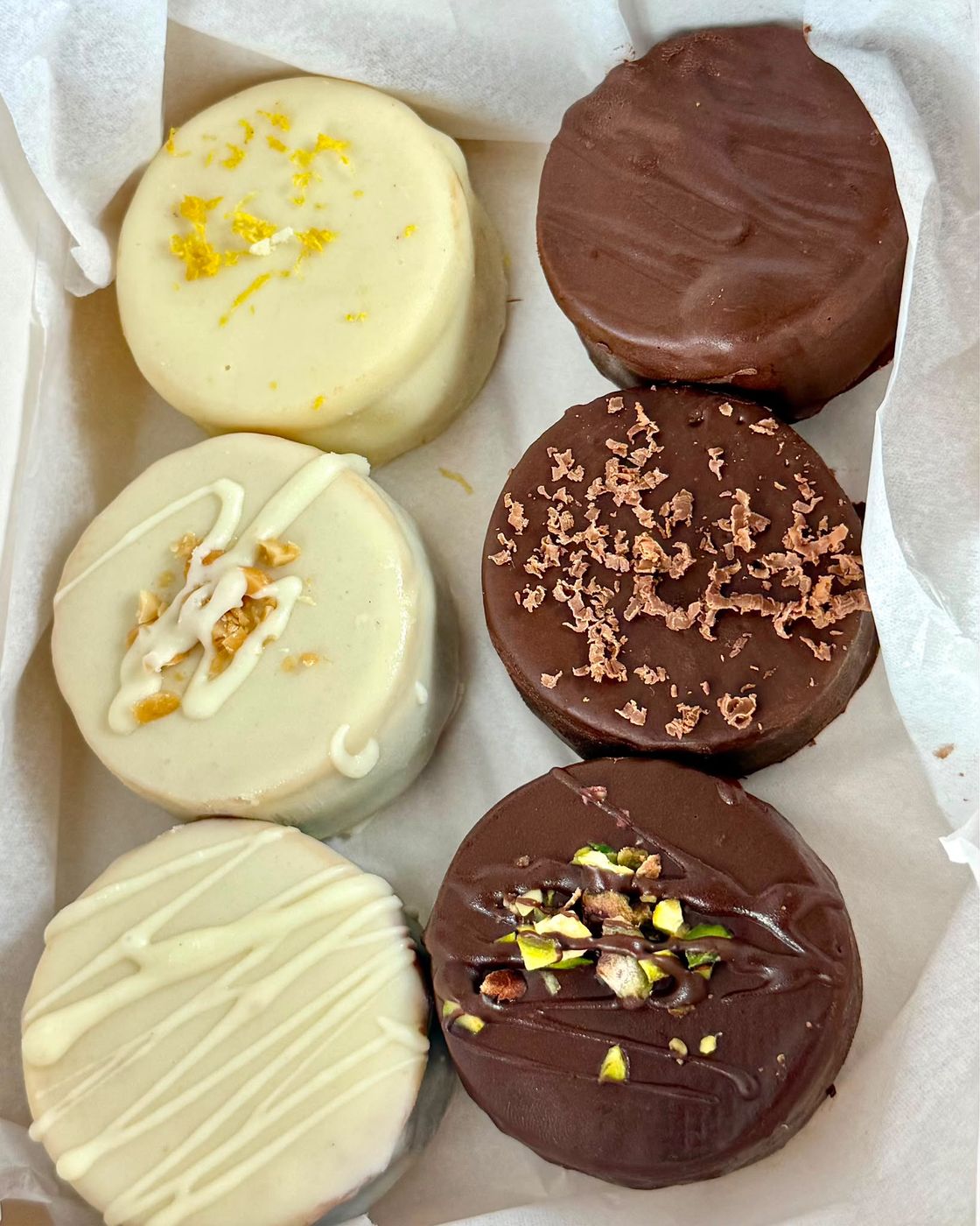 Caja de seis alfajores Delizzia sobre papel de seda